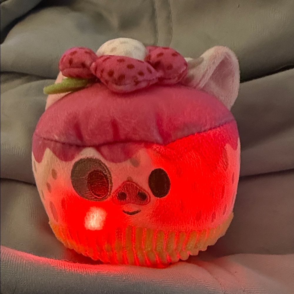 Munching Pua Dragon Fruit Scented ett Petit Cake Single Serve Plush Light Up Toy